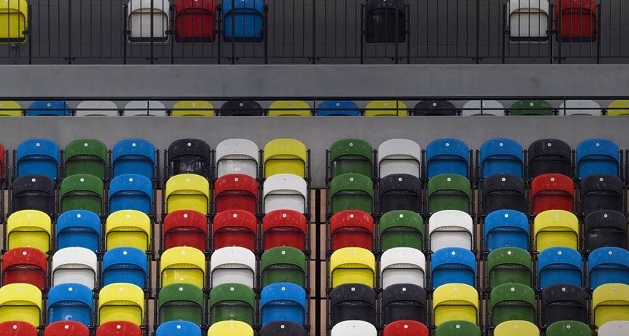 Sièges colorés de la Copper Box, parc olympique de Stratford à Londres, Royaume-Uni