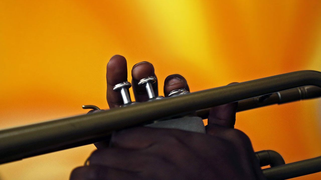 Trompettiste du Pin Stripe Brass Band lors de l’Épiphanie à la Nouvelle-Orléans en 2015, États-Unis 