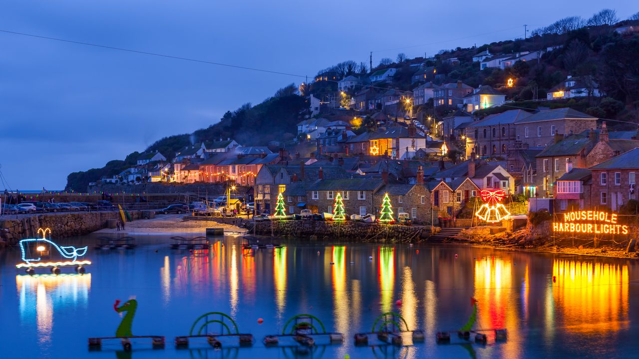 Weihnachtsbeleuchtung im Hafen von Mousehole, Cornwall, England