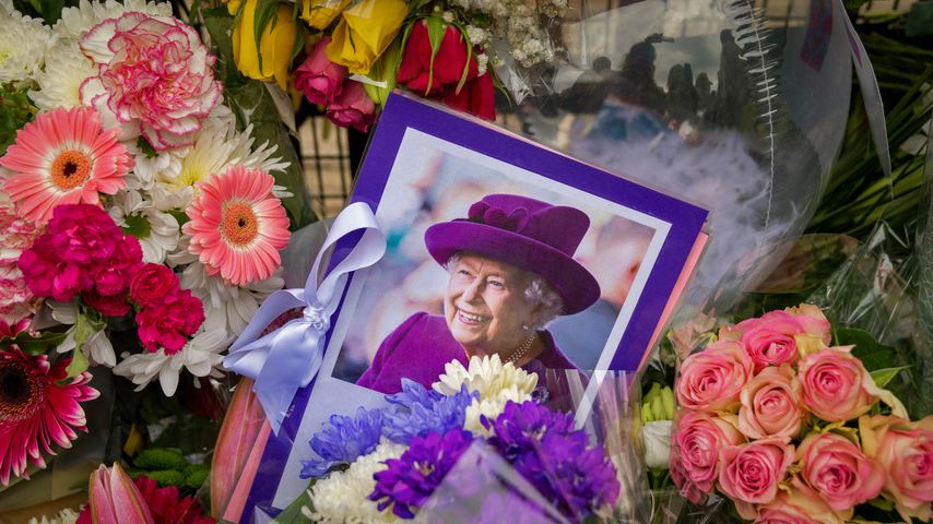 Blumengaben als Zeichen der Anteilnahme zum Tod von Königin Elisabeth II., London, England, Vereinigtes Königreich