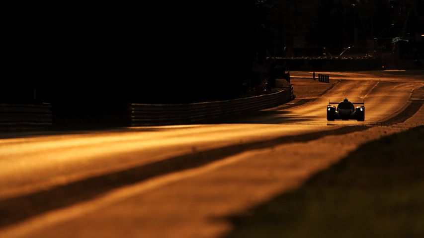 Action au lever du soleil sur le Circuit des 24h en septembre 2020 au Mans