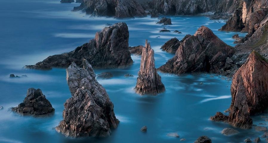 Spitze Felsen ragen aus dem Meer vor der Isle of Lewis, Schottland – Jim Richardson/Corbis ©