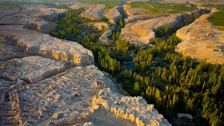 中国，新疆，俯瞰吐鲁番盆地上的河谷 