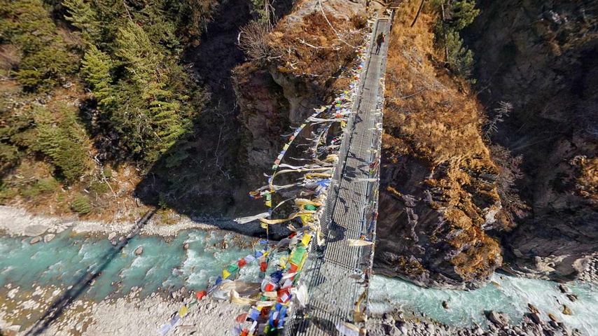 Pont suspendu au-dessus de la rivière Dudh Kosi, mont Everest, Népal