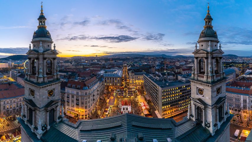 Christmas market, St. Stephen's Basilica, Budapest, Hungary