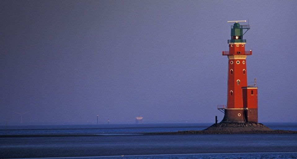Der alte Leuchtturm Hohe Weg, Nordseeküste, Deutschland – Uwe Walz/Picture Press/Photolibrary ©