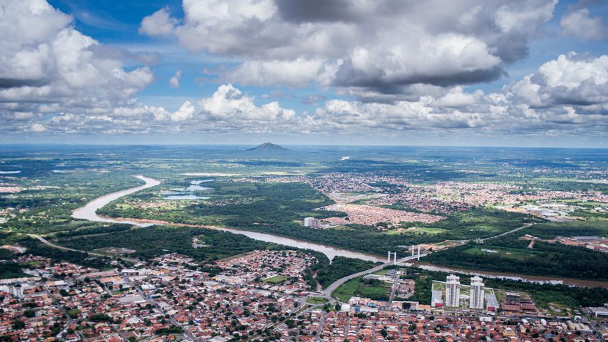Vista aérea da cidade de Cuiabá e do rio Cuiabá, Mato Grosso