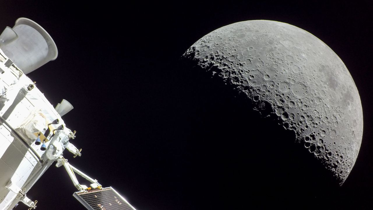 A lua vista da espaçonave Orion da missão Artemis da NASA