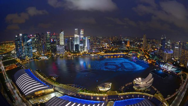 为庆祝新加坡五十周年国庆,滨海湾灯火通明