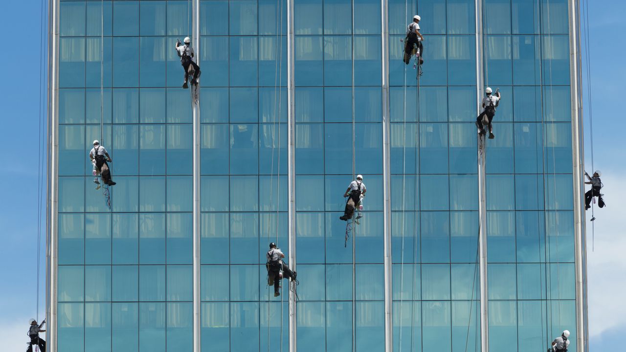 Limpadores de janelas pendurados por cordas, Rio de Janeiro