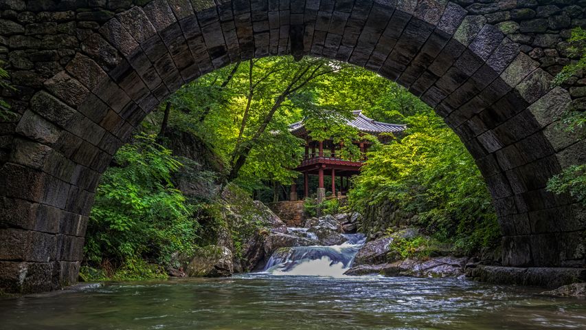 Puente Seungseon en el Templo Seonam en el Parque Provincial Jogyesan, Corea del Sur