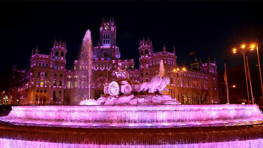 Fontaine des Cibeles et hotel de ville illuminés pour la Journée Internationale de la Femme, Madrid, Espagne