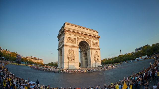 Le peloton du Tour de France 2019, Arc de Triomphe du Tour de France, Paris