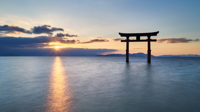 朝日と白髭神社の鳥居, 滋賀県 高島市