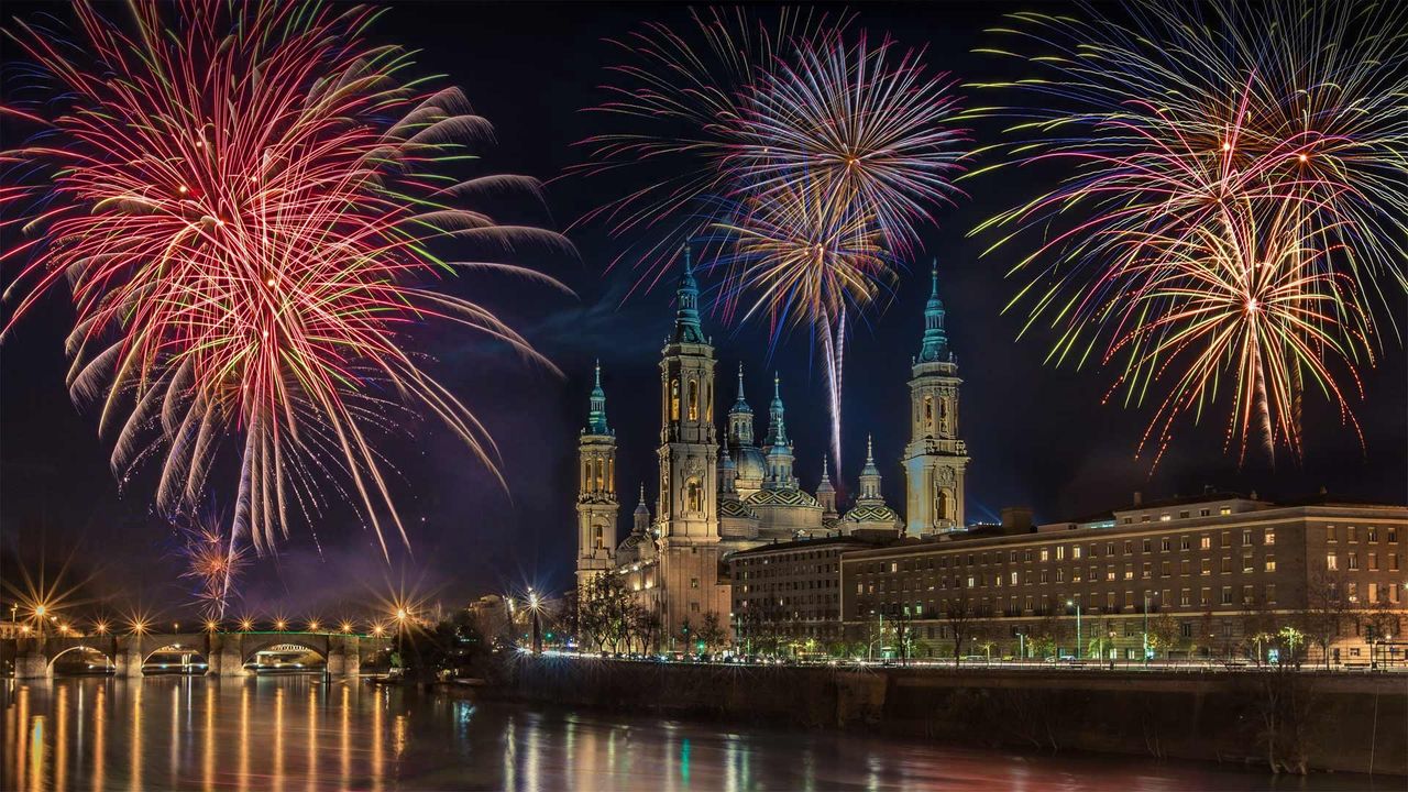 Feu d’artifice lors de célébrations de la Saint-Sylvestre à Saragosse, Espagne