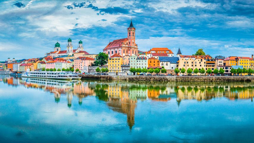 La città di Passavia riflessa nel Danubio, Baviera, Germania