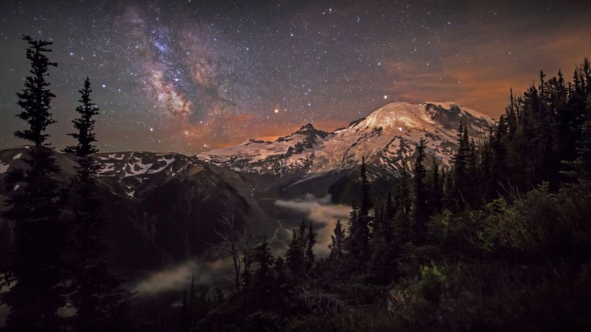 La lune et la Voie lactée au-dessus du mont Rainier dans le parc national du mont Rainier, état de Washington, États-Unis