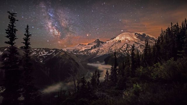 雷尼尔山上空的银河星系,美国华盛顿州