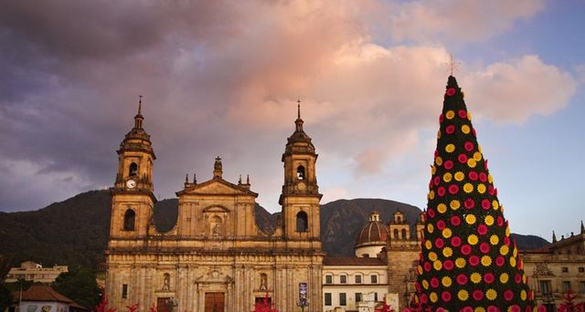 Originell geschmückter Weihnachtsbaum vor der Kathedrale Primada de Colombia in Bogotá, Kolumbien – Jane Sweeney/age fotostock ©