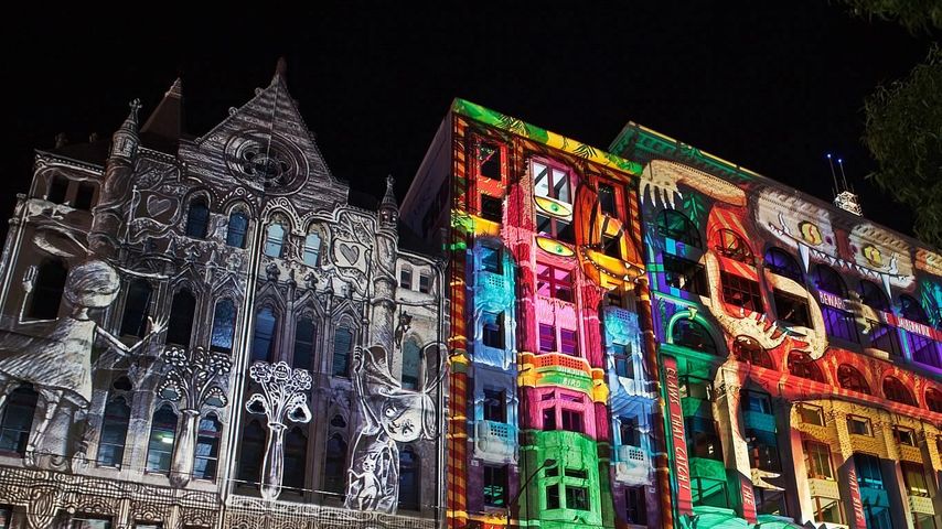 Illuminierte Gebäude während des ‚White Night‘-Festivals in Melbourne, Australien 