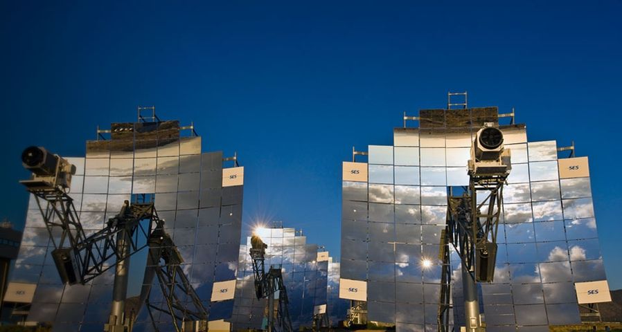 Mirror arrays concentrate light, making electricity near Albuquerque, New Mexico
