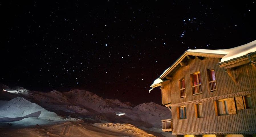 Chalet et ciel étoilé à Val Thorens dans les Alpes, Savoie, Rhône-Alpes