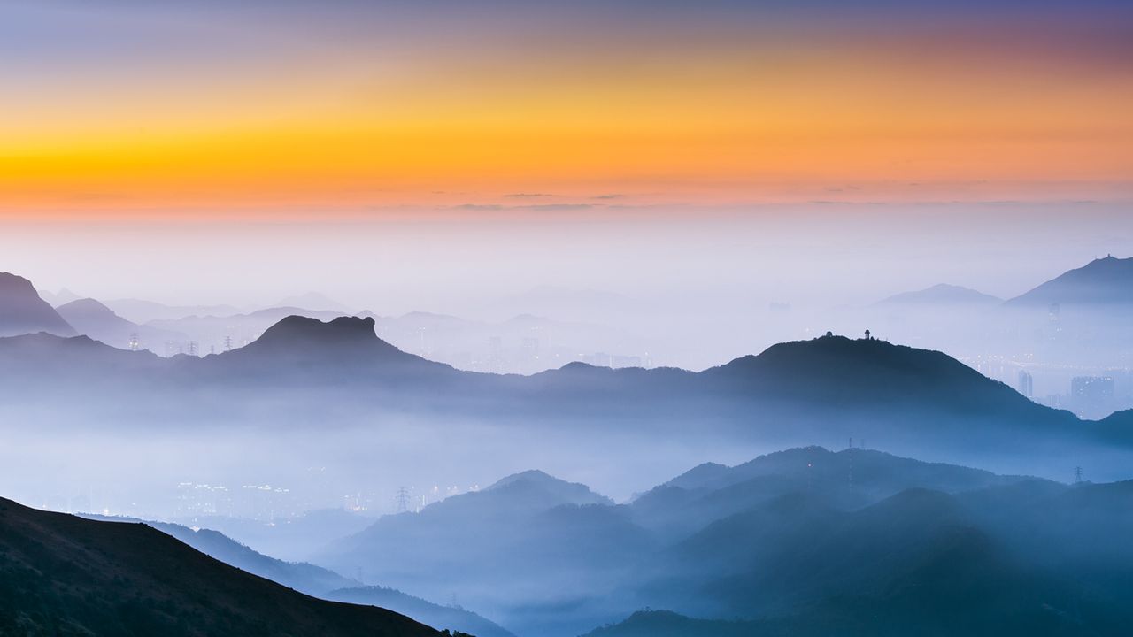 香港，清晨薄雾中的狮子山