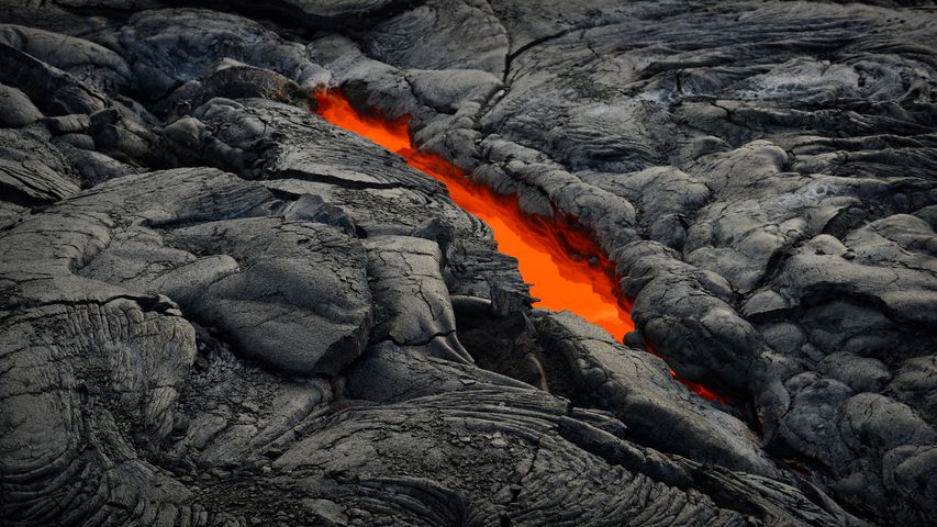 Tragaluz en un tubo de lava activa, Parque Nacional de Los Volcanes de Hawái, Estados Unidos