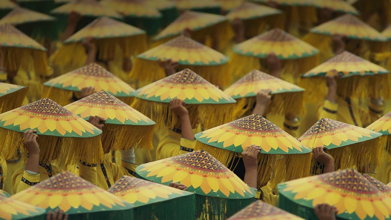 头戴圆锥形帽子的巡游者