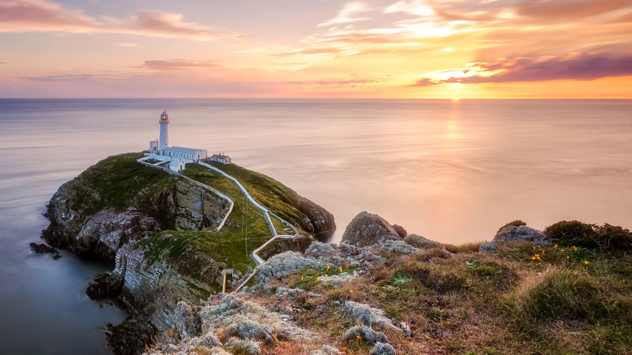 Faro de South Stack al atardecer, Holyhead, Gales, Reino Unido