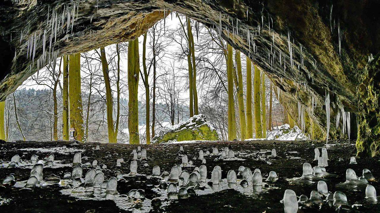 Eiszapfen in der Oswaldhöhle bei Muggendorf, Bayern