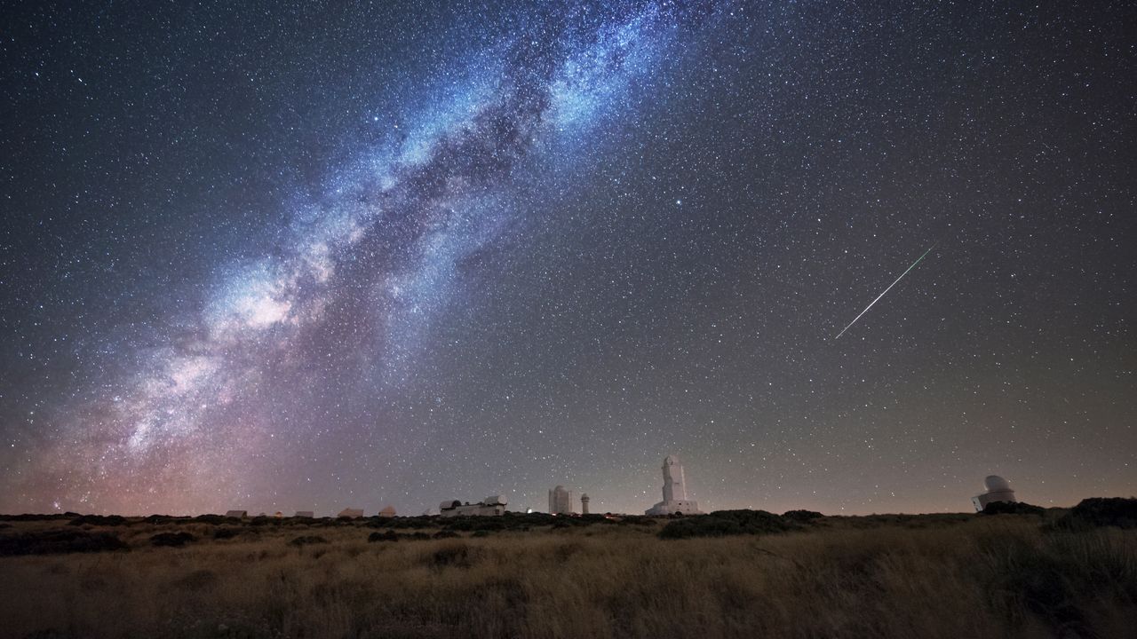 Vía Láctea y meteoros de las Perseidas sobre el Teide, Observatorio Astronómico de Izaña, Tenerife, Islas Canarias
