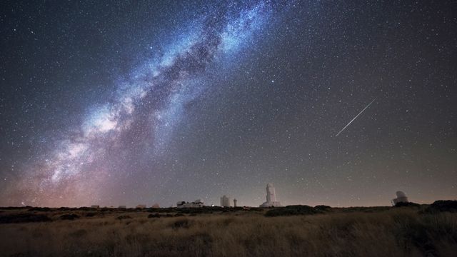 Vía Láctea y meteoros de las Perseidas sobre el Teide, Observatorio Astronómico de Izaña, Tenerife, Islas Canarias