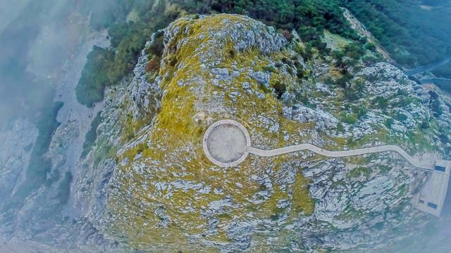 「ニェゴシュの霊廟」モンテネグロ, ロヴチェン国立公園