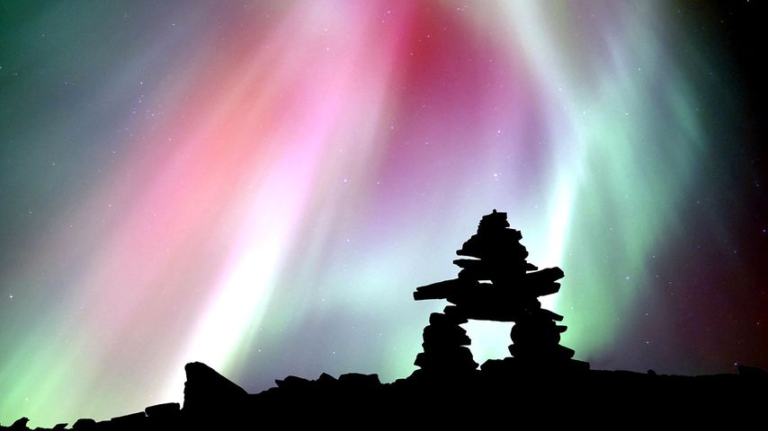 Polarlicht (Aurora borealis) und Inukshuk, Yukon, Kanada