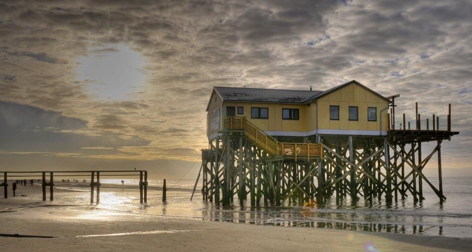 Strandcafe in St. Peter Ording bei Sonnenuntergang – Joerg Hauke/Picture Press/Photolibrary ©
