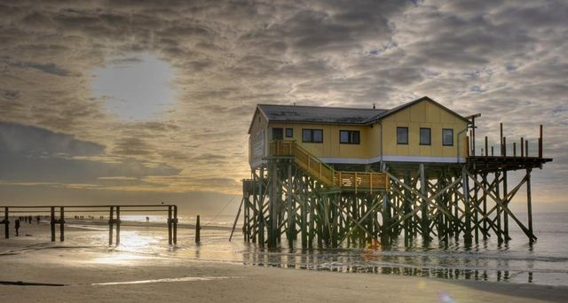 Strandcafe in St. Peter Ording bei Sonnenuntergang – Joerg Hauke/Picture Press/Photolibrary ©