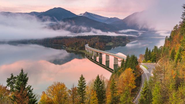 Sylvensteinspeicher und Faller-Klamm-Brücke im Morgennebel, Lenggries, Bayern, Deutschland