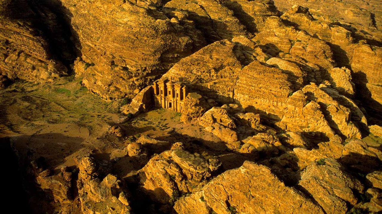Luftbild des Felsentempels Ad Deir nahe der antiken Stadt Petra, Jordanien