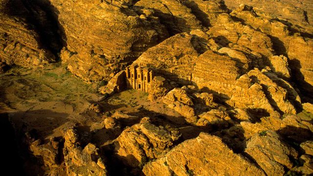 Luftbild des Felsentempels Ad Deir nahe der antiken Stadt Petra, Jordanien