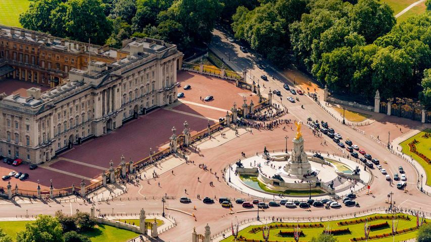 Buckingham Palace und Victoria Memorial in London. Anlässlich der Feierlichkeiten zu Queen Victorias 200. Geburtstagsjubiläum