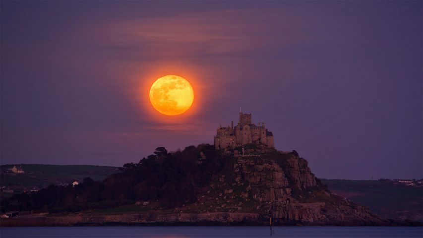 Luna llena de abril, o luna rosa, sobre el monte St. Michael, en Cornualles, Inglaterra