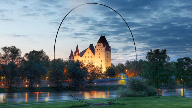 Skulptur „Das Auge“ von Paul Fuchs und das Neue Schloss, Ingolstadt, Bayern, Deutschland 