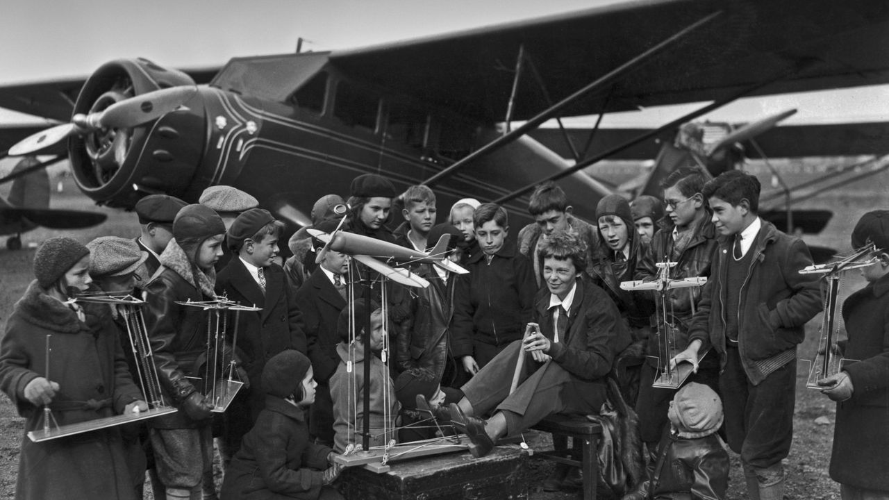 Amelia Earhart teaching pupils in Newark, New Jersey, USA