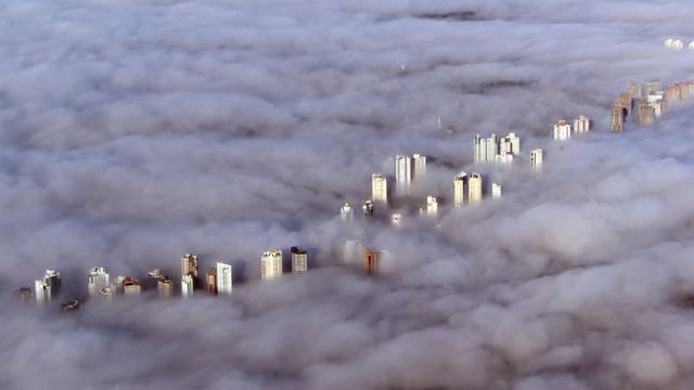 「霧に覆われるクリチバ」ブラジル, パラナ州