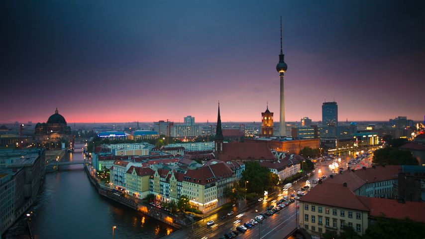 德国柏林夜晚天际线的微速摄影