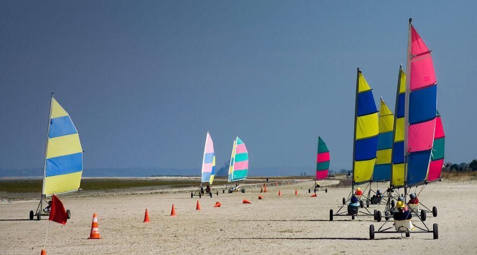 École de chars à voile sur une plage de Bretagne