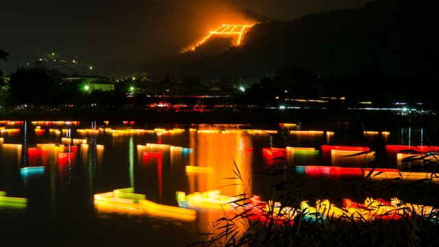 ｢五山送り火の鳥居形松明と灯篭流し｣京都