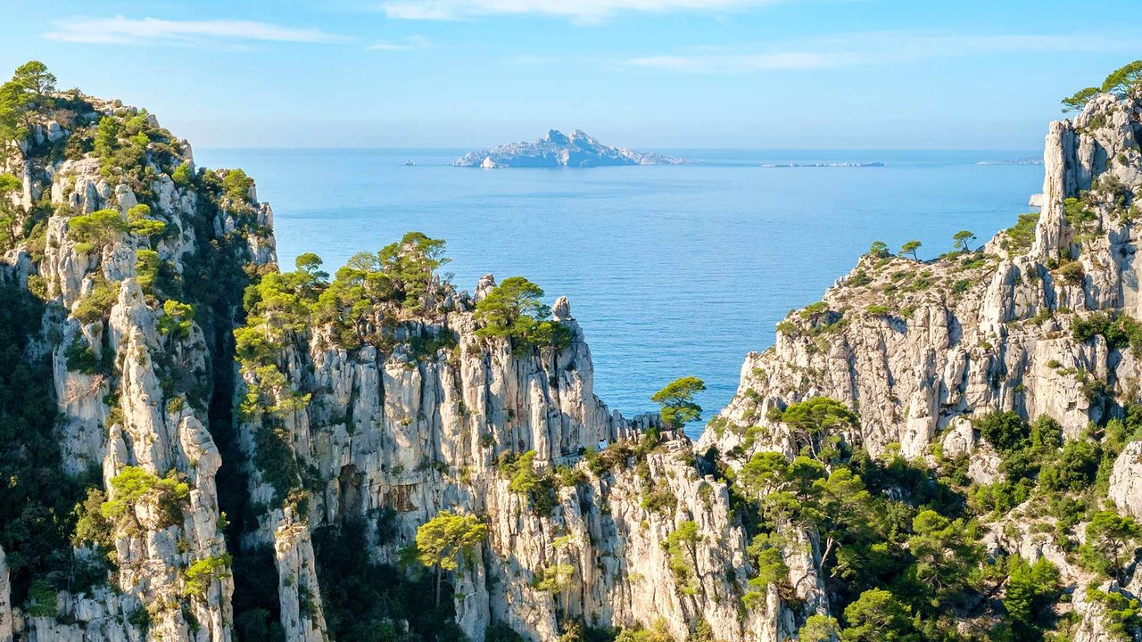 Archipel de Riou vu de la Calanque d'En-Vau, Parc National des Calanques, Bouches-du-Rhône, Provence-Alpes-Cote d'Azur