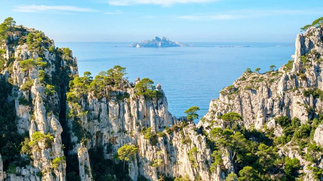 Archipel de Riou vu de la Calanque d'En-Vau, Parc National des Calanques, Bouches-du-Rhône, Provence-Alpes-Cote d'Azur